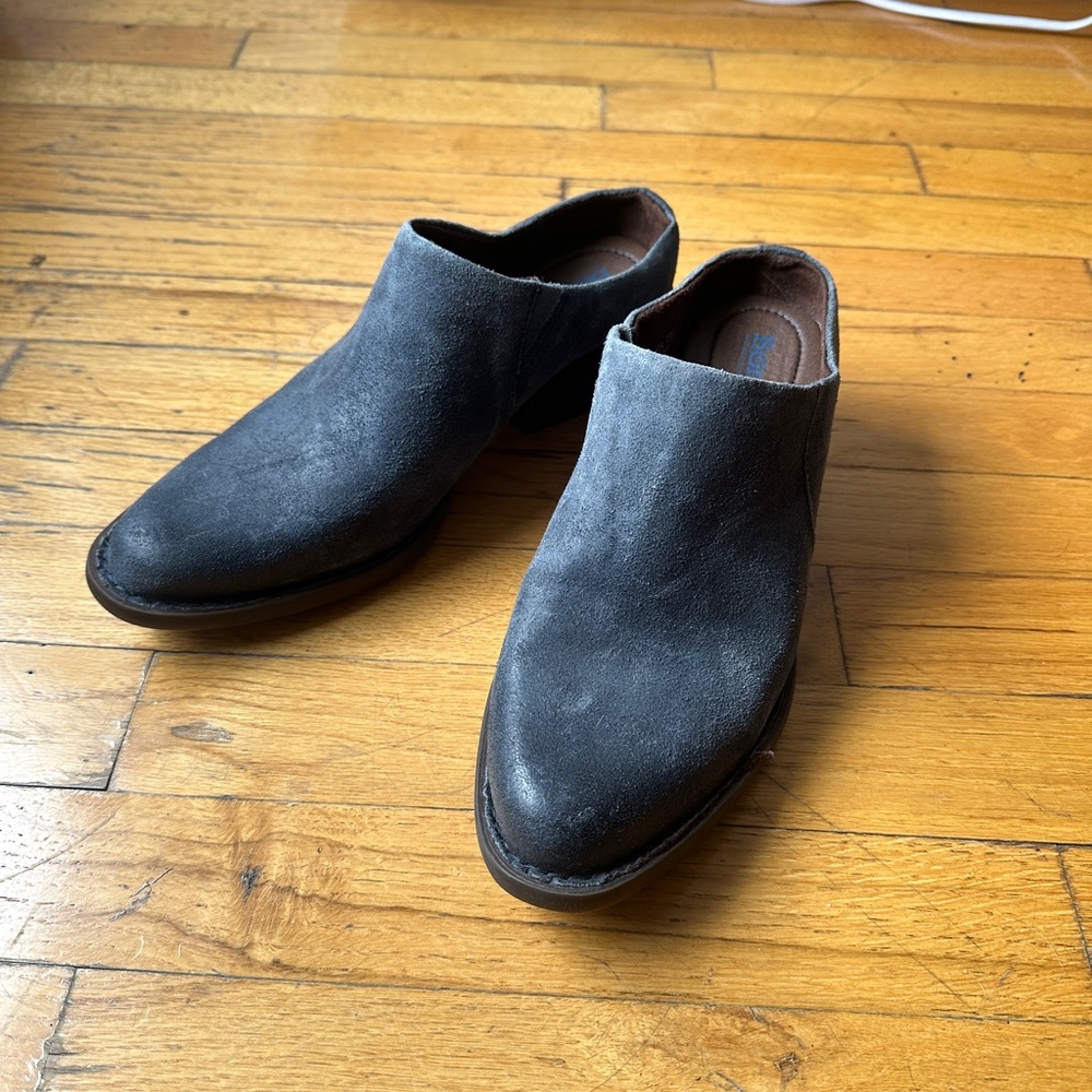 Dark blue BORN suede clogs